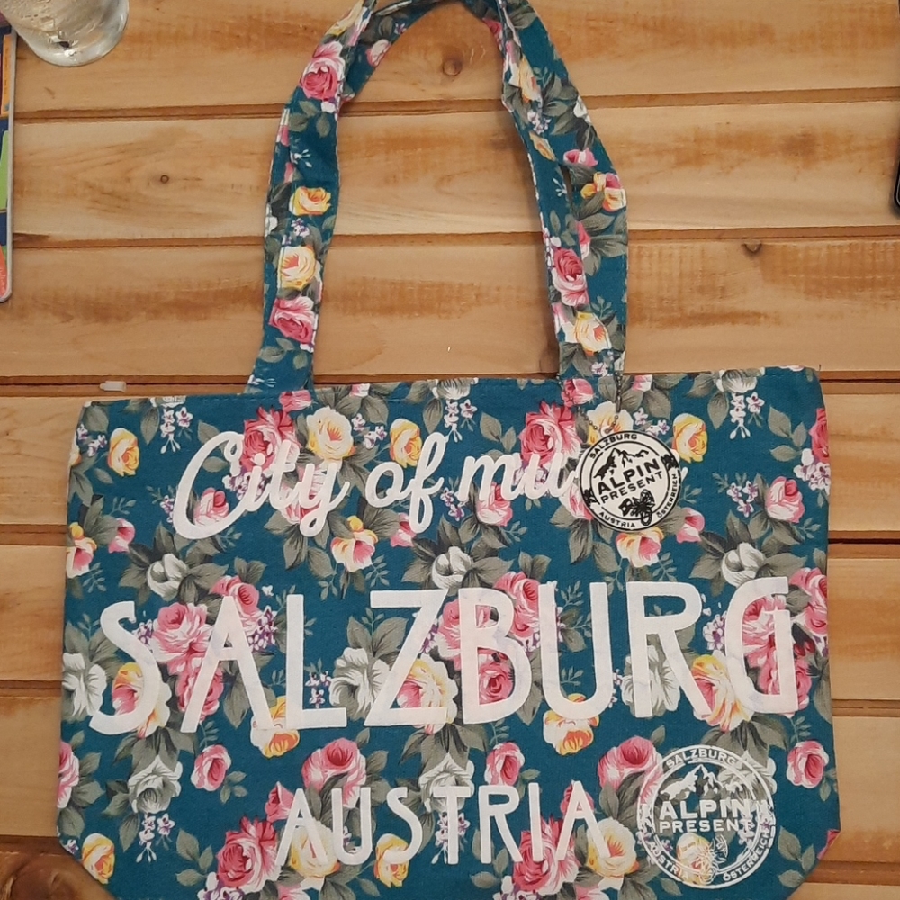 Tote bag with zipper